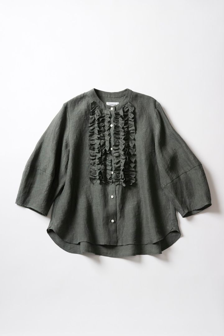 フリルシャツを選ぶときはリネンなどのナチュラル素材を