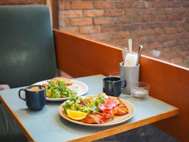 窓際の席のモーニング