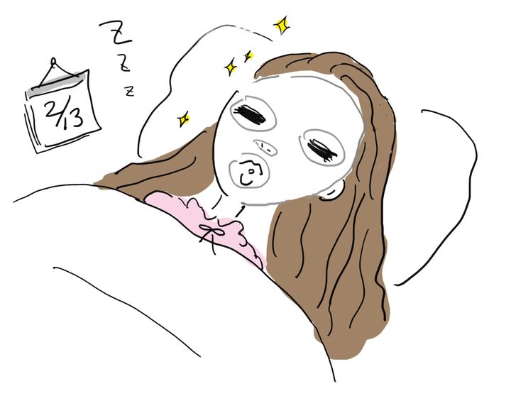2/13（バレンタイン前日）のカレンダーとともに、フェイスマスクで保湿ケアをしながら眠るアラサー女性のイラスト。乾燥・くすみ対策でうるちゅる透明肌を目指すナイトスキンケアシーン。