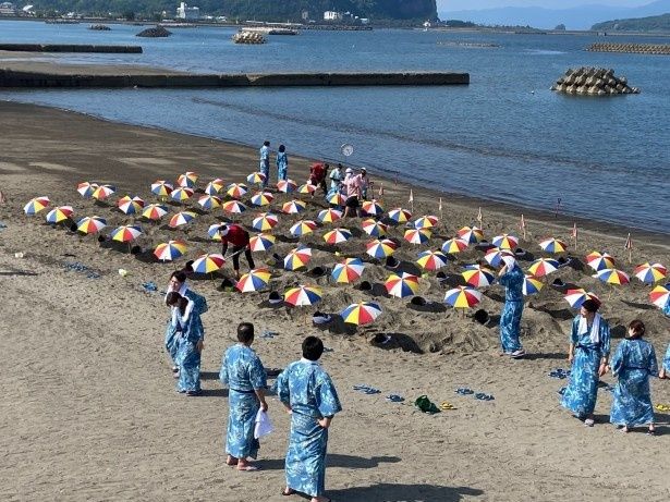 波打ち際の砂浜に、多くの人が埋めれている!? 画像提供：砂むし会館砂楽