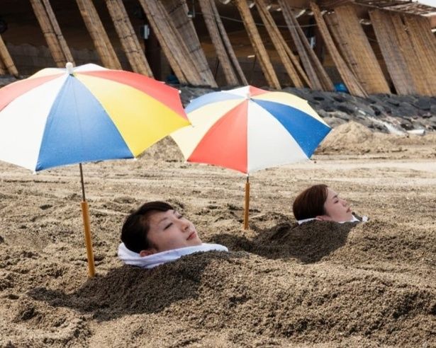 日差しよけの小さなパラソルが置かれる 画像提供：砂むし会館砂楽