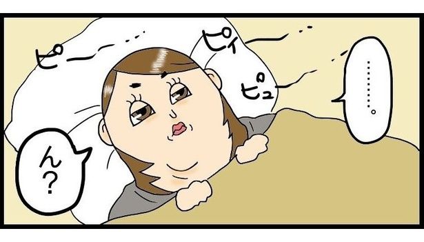 眠りに落ちそうになったそのときだった、すきま風の音が響いてきたのは！ ポコミ(@k_pokomi)