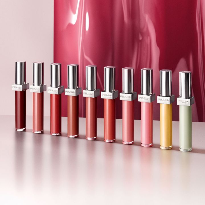 リフレクション リキッド バーム グロス 全10色〈写真は左から〉P259、R221、R220、B210、B201、O281、P258、P255、U002、U000 各￥5,940（すべて3月6日よりプラダ ビューティ トウキョウ・公式オンラインストア先行、3月13日より全国発売）