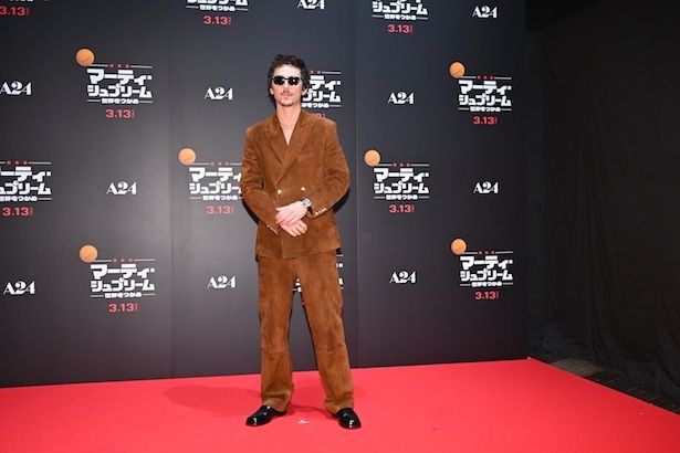 【写真】会場に登場したティモシー・シャラメ。ブラウンのジャケットとパンツというシンプルな衣装 (C) 2025 ITTF Rights LLC. All Rights Reserved.