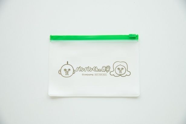 3300円以上の購入でもらえる「ミニスライドポーチ」。パンパンくんとオクジがゴールドで描かれた非売品