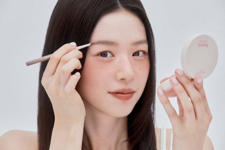 ファミリーマートのhana by hinceのスキニーフィットアイブロウのイメージ