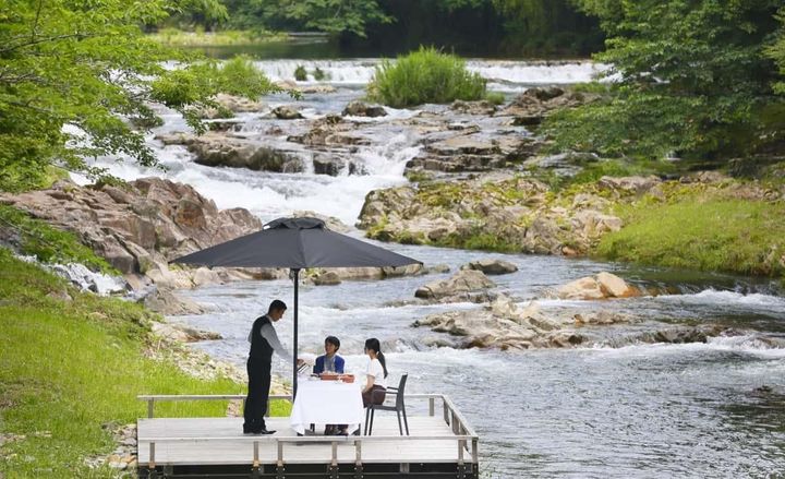 大谷山荘前にある川床は、焼き立てのパンが供されるカフェ。