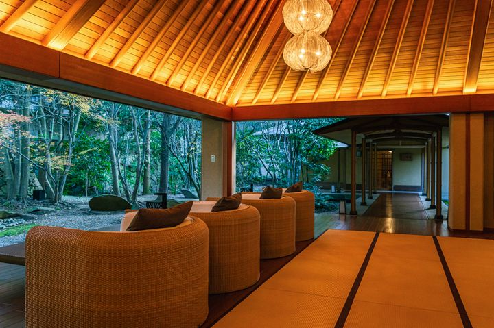 高台寺の茶室「傘亭」を模した「別邸音信」のホール