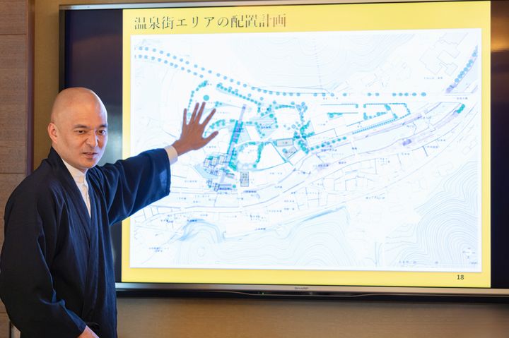 温泉街全体のプロジェクトについて説明する大谷社長
