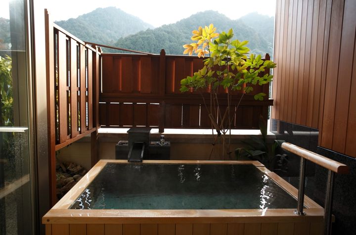「別邸音信」全客室に完備する露天風呂。