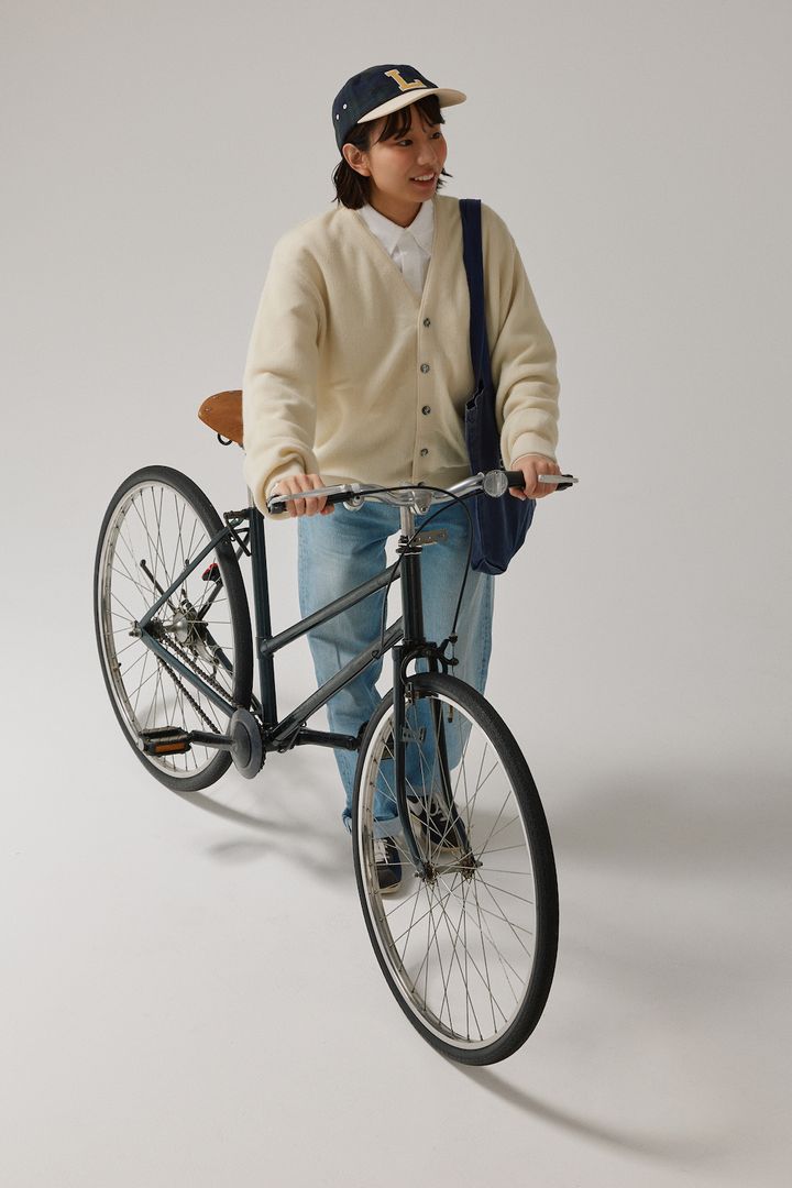 デニムをシャツできちんと着る。古着屋で出会った《ラコステ》の白カーディガンで品よく【FUDGE FRIEND おしゃれさんの毎日コーディネート vol.662｜momo】