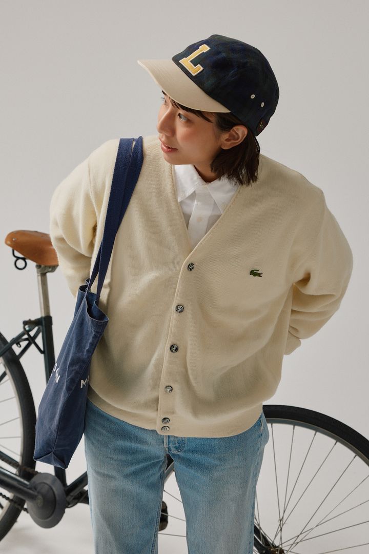 デニムをシャツできちんと着る。古着屋で出会った《ラコステ》の白カーディガンで品よく【FUDGE FRIEND おしゃれさんの毎日コーディネート vol.662｜momo】