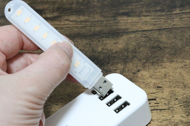 セリアのUSBライトを挿す