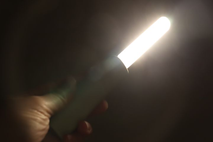 セリアのUSBライトをモバイルバッテリーに挿す