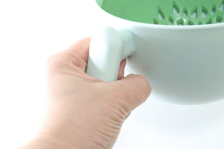 ダイソーの取っ手付水切りザルボウルを持ち上げた様子