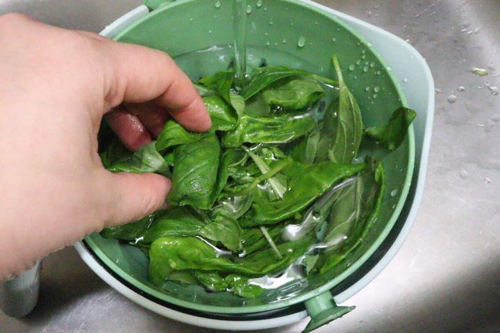 ダイソーの取っ手付水切りザルボウルで野菜を洗う様子