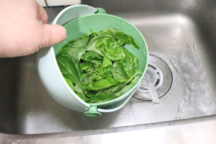 ダイソーの取っ手付水切りザルボウルはザルが傾いて効率よく水を捨てられる