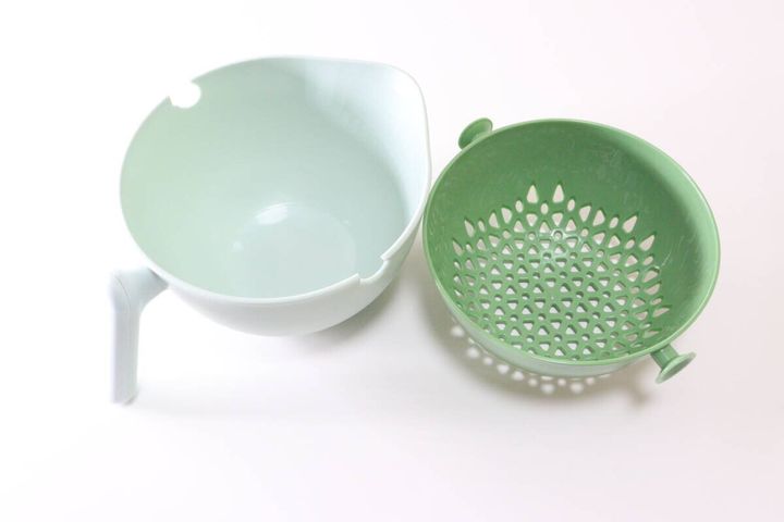 ダイソーの取っ手付水切りザルボウル グリーンとセットのザル