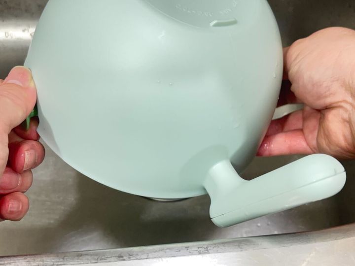 ダイソーの取っ手付水切りザルボウルを180度ひっくり返して水切りする様子