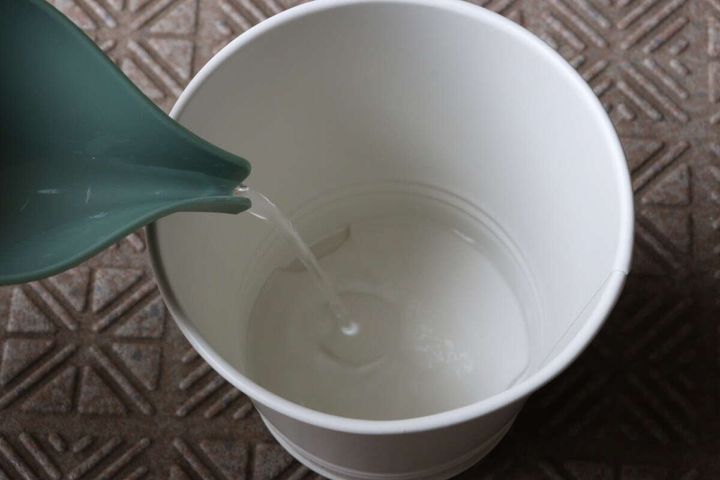 ダイソーの底面給水ポット（ベーシック）に水をい入れる