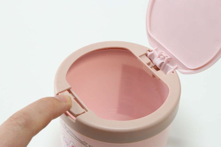 ダイソーのワンタッチ綿棒ケースのふたを開けた様子