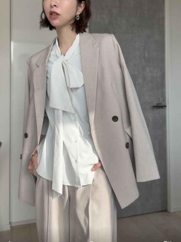 GUダブルブレストジャケットセットアップとボウタイブラウスコーデ