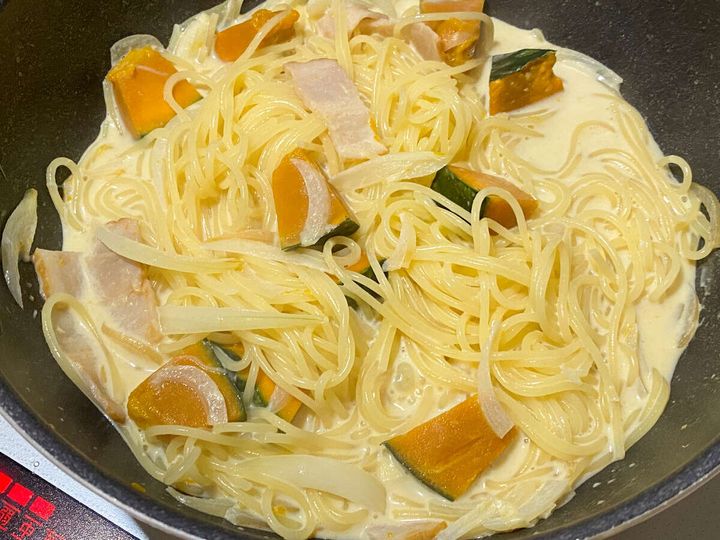 ゆであがったスパゲッティを加えてさっと混ぜ合わせる。