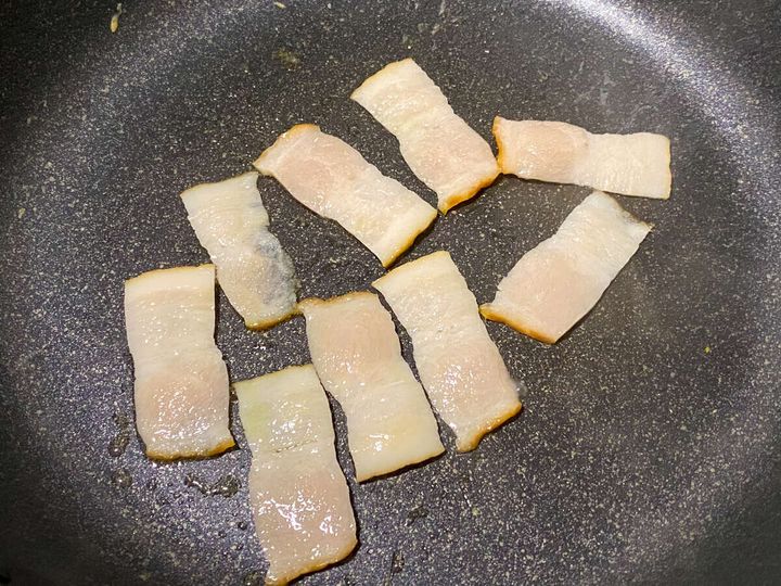 ベーコンを炒める。