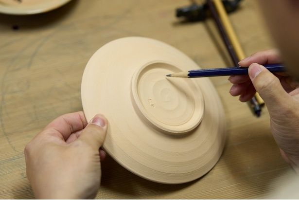 絵付け体験(4400円/要予約)の様子