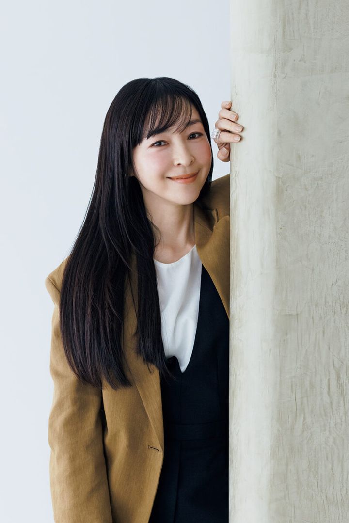 ジャケット¥80,800、ワンピース¥55,200 ／ともにテラ（テ ィースクエア プレスルーム）、靴¥201,300 ／ピエール アル ディ（ピエール アルディ 東京）、イヤリング¥936,100、リ ング¥1,914,000 ／ともにタサキ