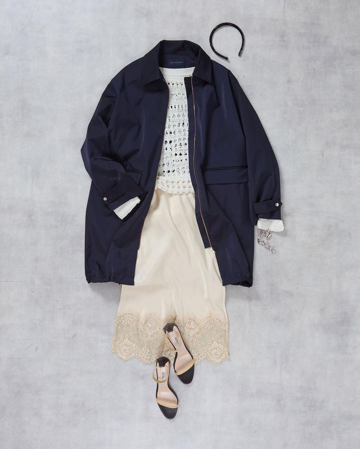画像: コート￥52,800・中に着たトップス￥35,200・スカート￥38,500・シューズ￥64,900（マルティニーク） store.melrose.co.jp