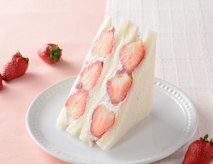 「ICHIBIKO監修 苺＆ホイップサンド」（税込 497円） ※消費税は8％計算 width=