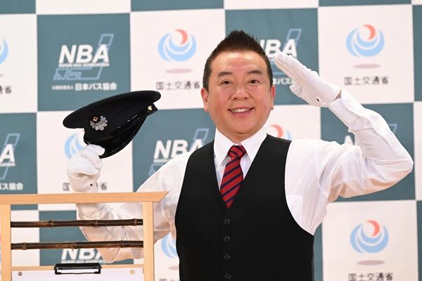 国土交通省が「バス車内事故防止アナウンス」を制作。落語家の林家たい平さんを起用