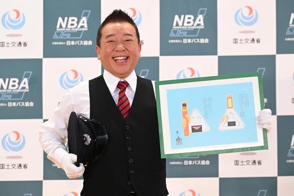 国土交通省が「バス車内事故防止アナウンス」を制作。落語家の林家たい平さんを起用