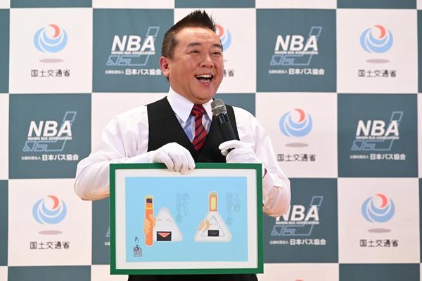 国土交通省が「バス車内事故防止アナウンス」を制作。落語家の林家たい平さんを起用