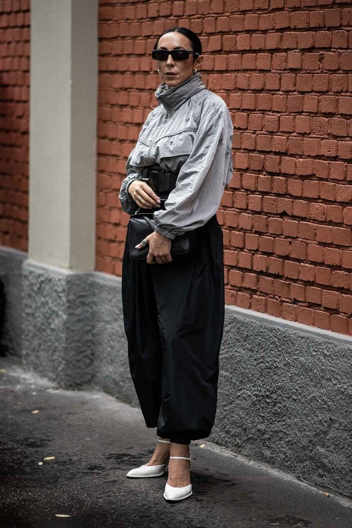 画像: スポーティテイストならモノトーンも軽やか