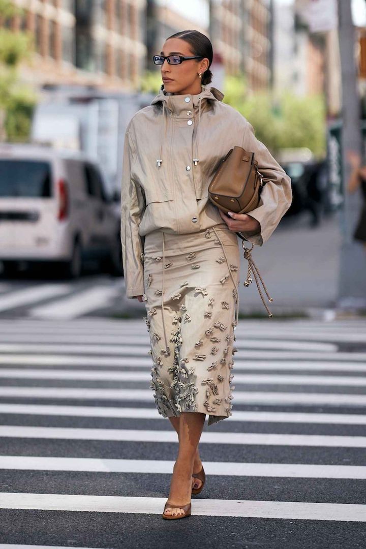 画像: 柔和なベージュに任せフェミニンスポーティを堪能