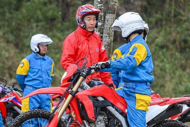 ときには、マンツーマンでアドバイスすることも 【撮影＝阿部昌也】