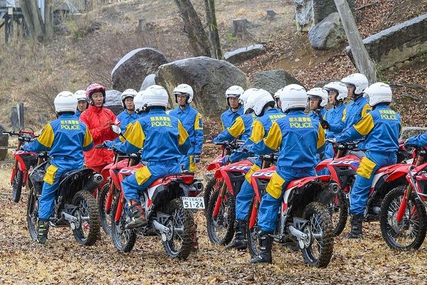 背中には各県警の名前があるものの、目的はひとつ。小川選手の話に熱心に耳を傾ける隊員のみなさん 【撮影＝阿部昌也】