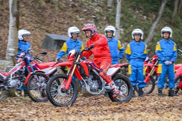 小川友幸選手が基本姿勢のライディングを実演してレクチャー 【撮影＝阿部昌也】