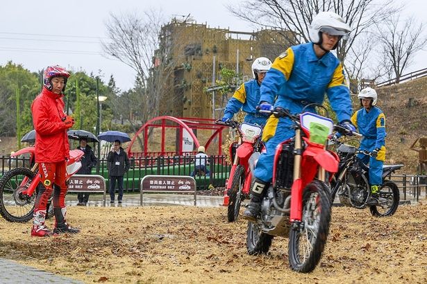 まずはウォーミングアップとして、立ち姿勢でのライディングからスタート。林の木の間を、スラローム状に走り抜けた 【撮影＝阿部昌也】