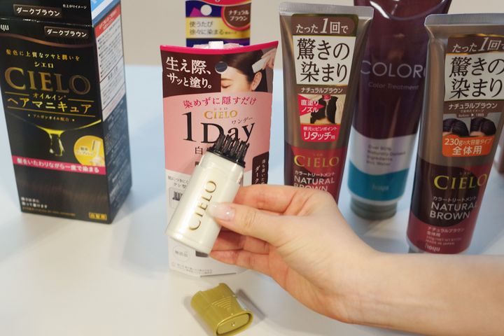 隠すだけじゃない。髪色を自由に楽しむのがトレンド