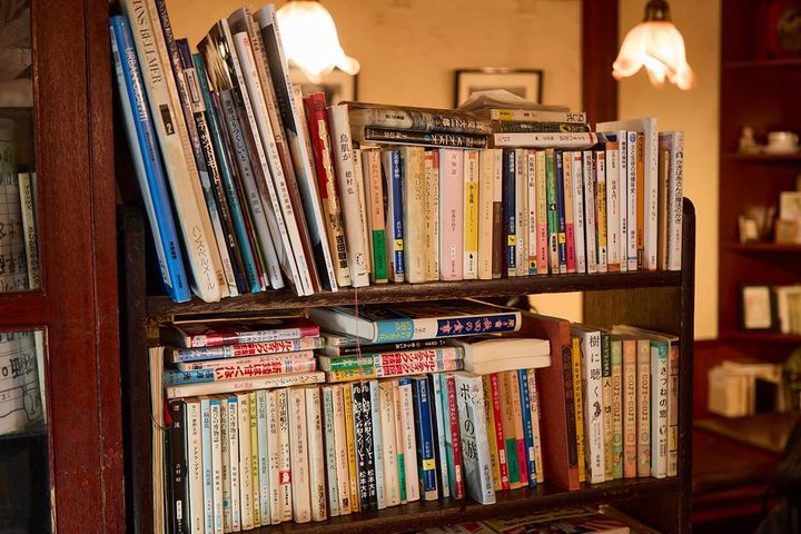 カウンターの左手の本棚は、店主・廣田さんの私物なのだとか