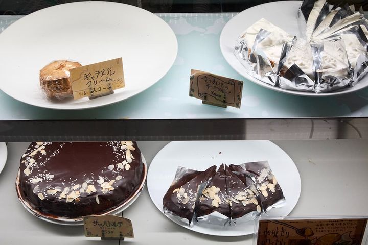 ショーケースに並ぶケーキ