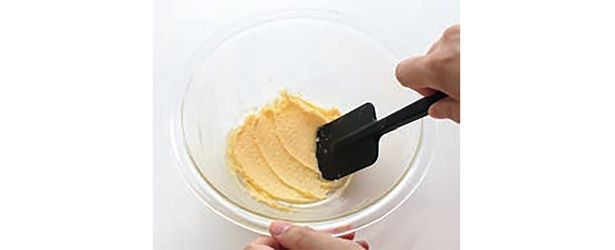 全卵、アーモンドパウダーを入れて混ぜる （C）きゅうり／KADOKAWA