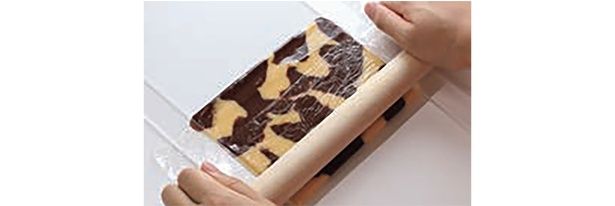 麺棒でのばし、マーブル柄をつくる （C）きゅうり／KADOKAWA