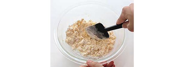 ヘラでさっくり切るように混ぜる （C）きゅうり／KADOKAWA