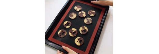 冷蔵庫で冷やしておいた生地を天板に並べる （C）きゅうり／KADOKAWA