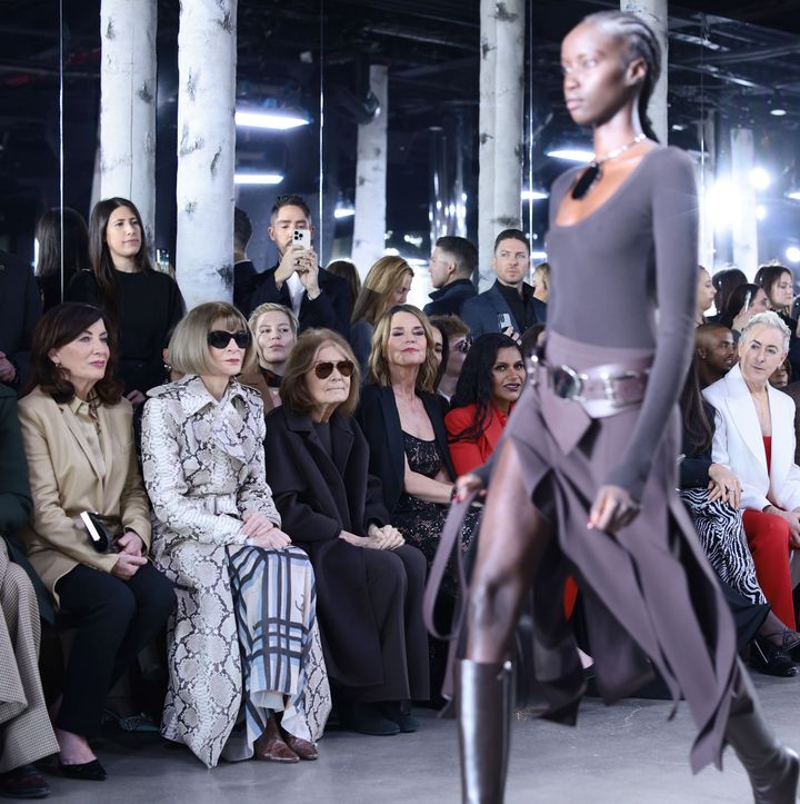 NYコレクションにて、マイケル・コース（MICHAEL KORSS）2023-24年秋冬コレクションのランウェイに出席するステイサム<br /> 