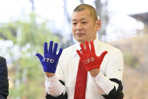 青と赤のグローブには、「すすむ」と「とまる」をわかりやすく表示。どちらの手でどの操作をするのか、認識しやすさのアイデアがひかる 【撮影＝阿部昌也】